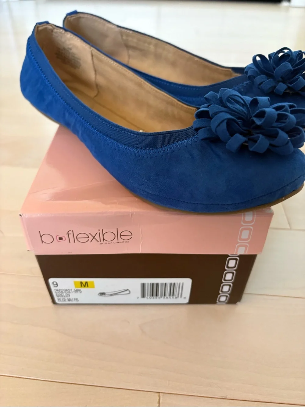 Bandolino Royal Blue Faux Suede Floral Pom Ballet Flats in size 9, brand new